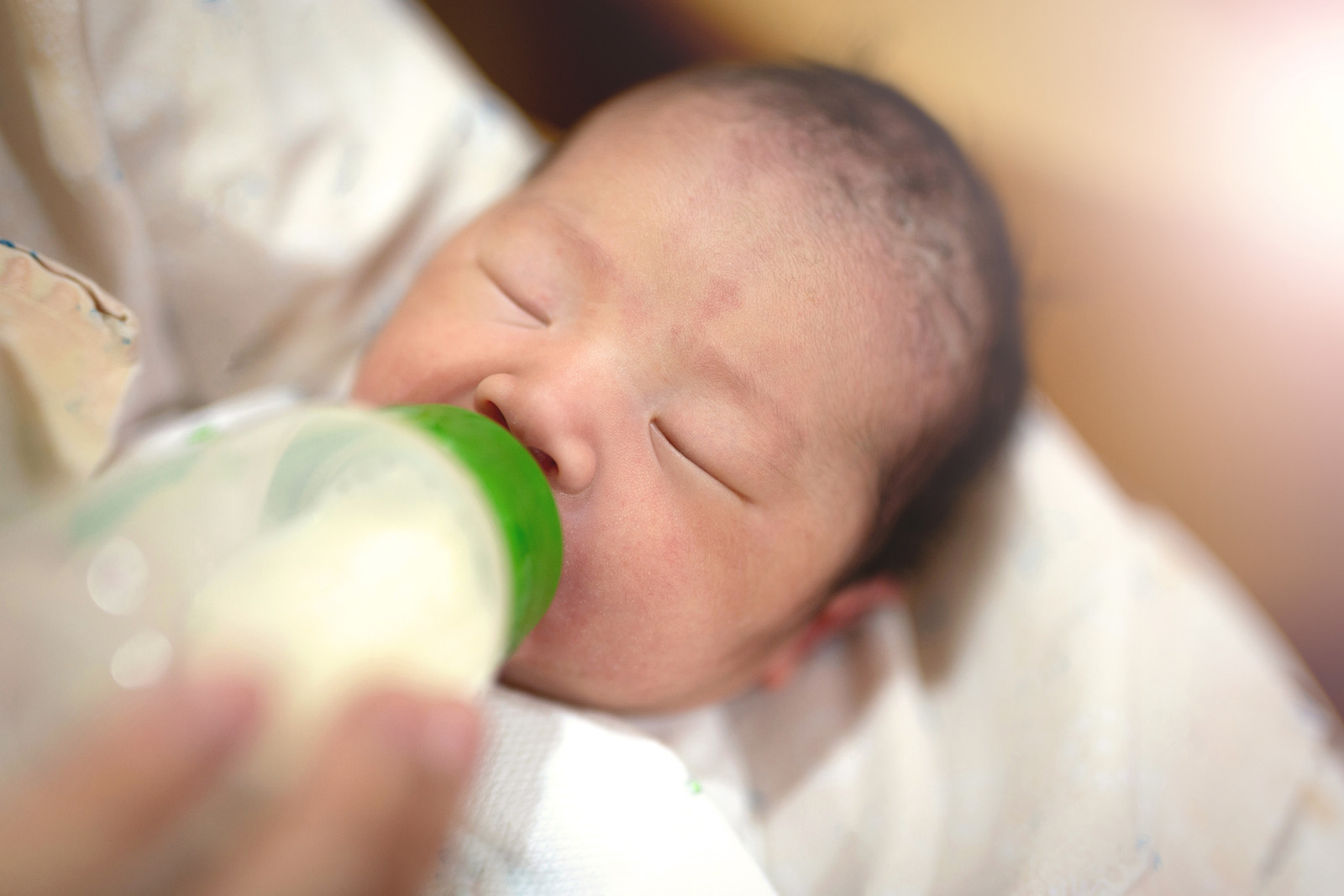 How Much Should a Newborn Eat? - SleepBaby.org